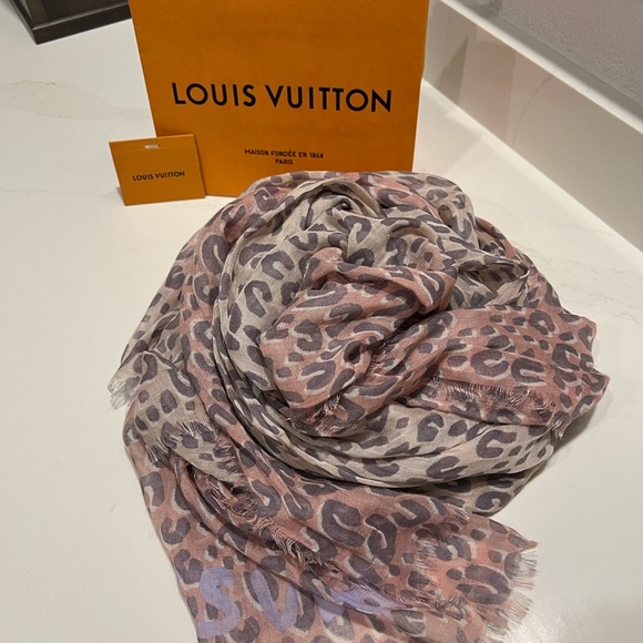 LOUIS VUITTON Cashmere Silk Leopard Estole Stole - Authentic with tag. - Picture 6 of 7